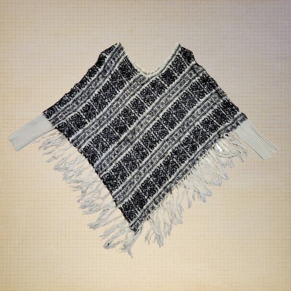 Say What? Shawl Sleeve Asymmetrical Fringes Ponchos Black & Off-White One Size - Picture 3 of 10